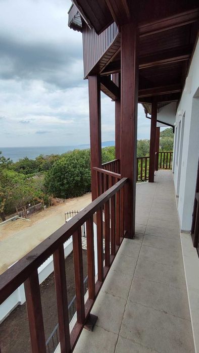 Двуетажна къща в в.з Момчил