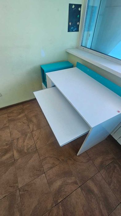 Продам стол детский письменный