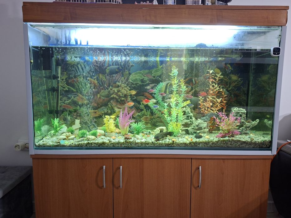 Продавам аквариум