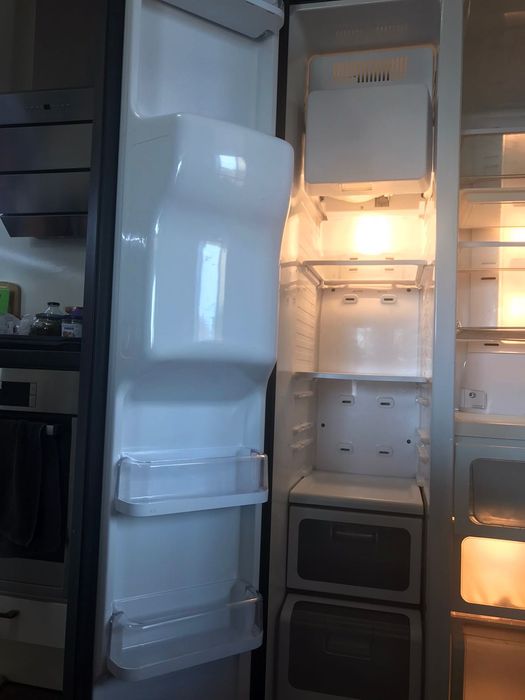 Хладилникът Samsung RSH1KLBG
