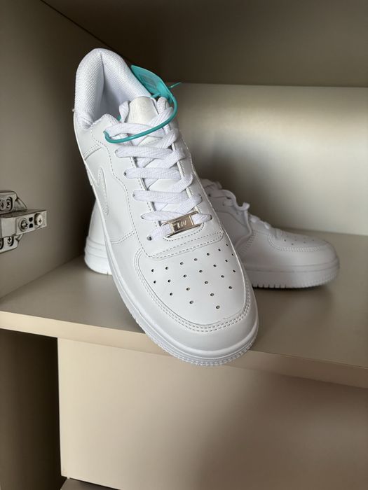 Кроссовки беоые