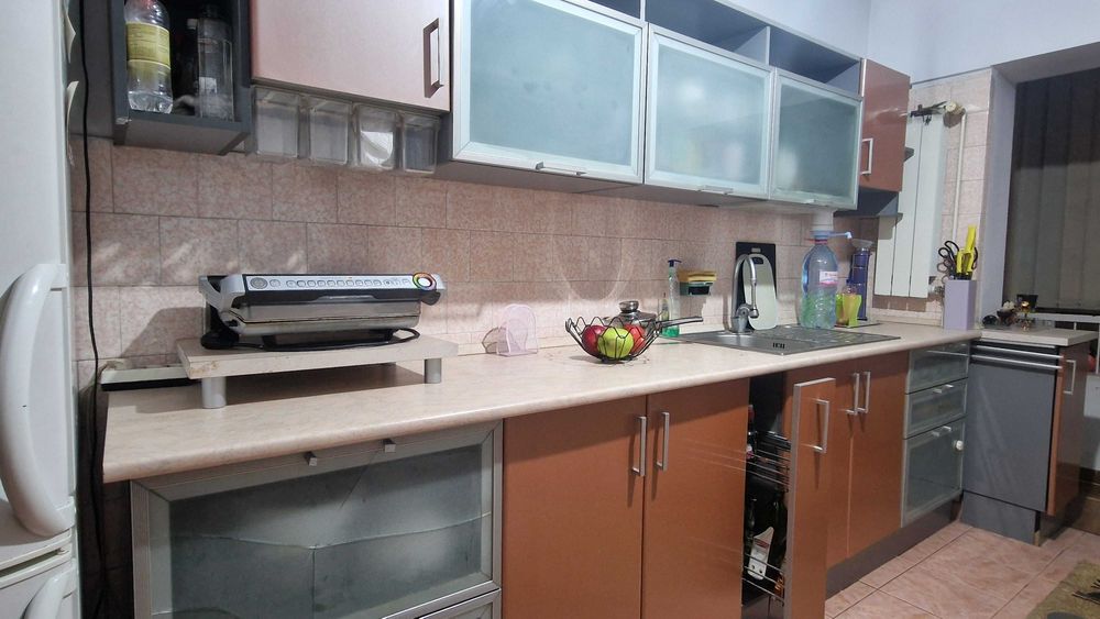 Vand mobila de bucatarie si aparate electrocanice incorporate