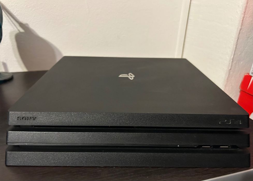 Playstation 4 pro 1 TB + 2 controllere + joc Fifa (19,20,21,22)