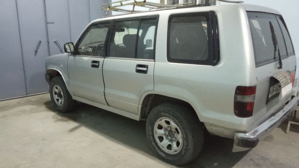 Isuzu trooper год 1983