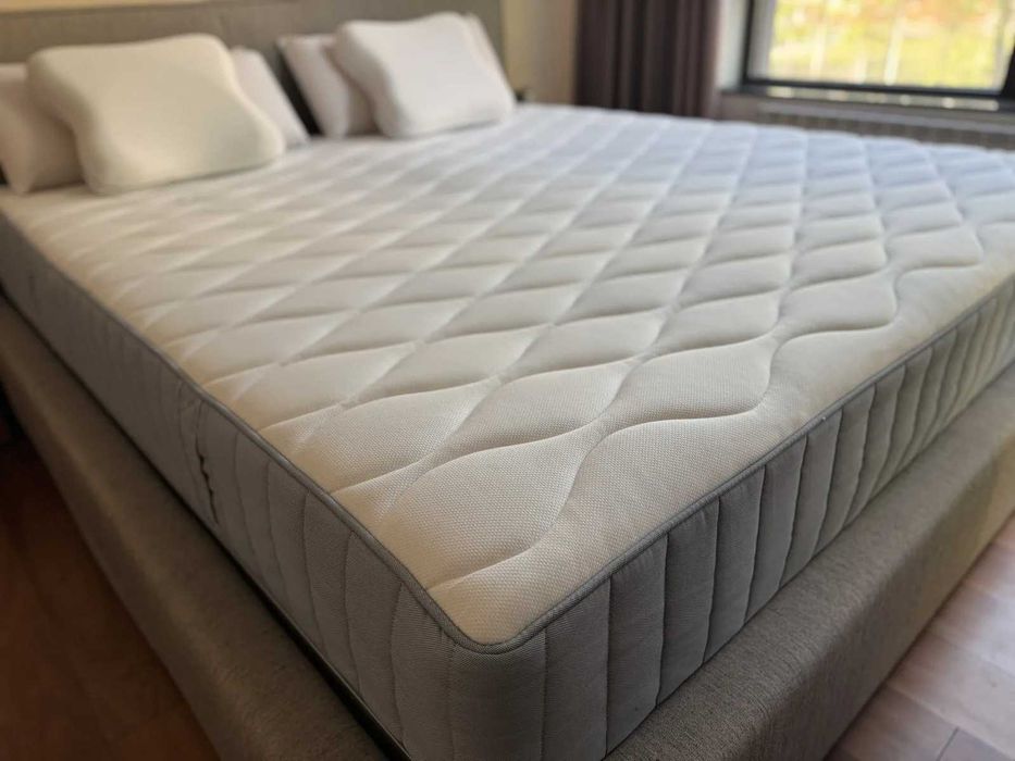 IKEA матрак 180x200 + 2 ергономични възглавници