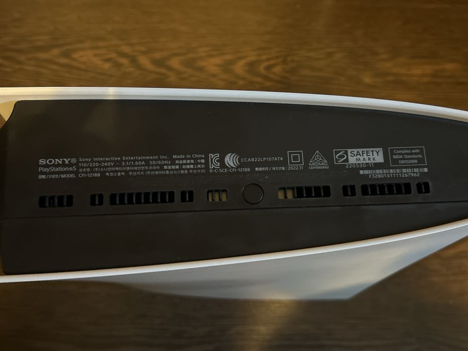 Vând PS5 2022, 825GB, Digital Edition