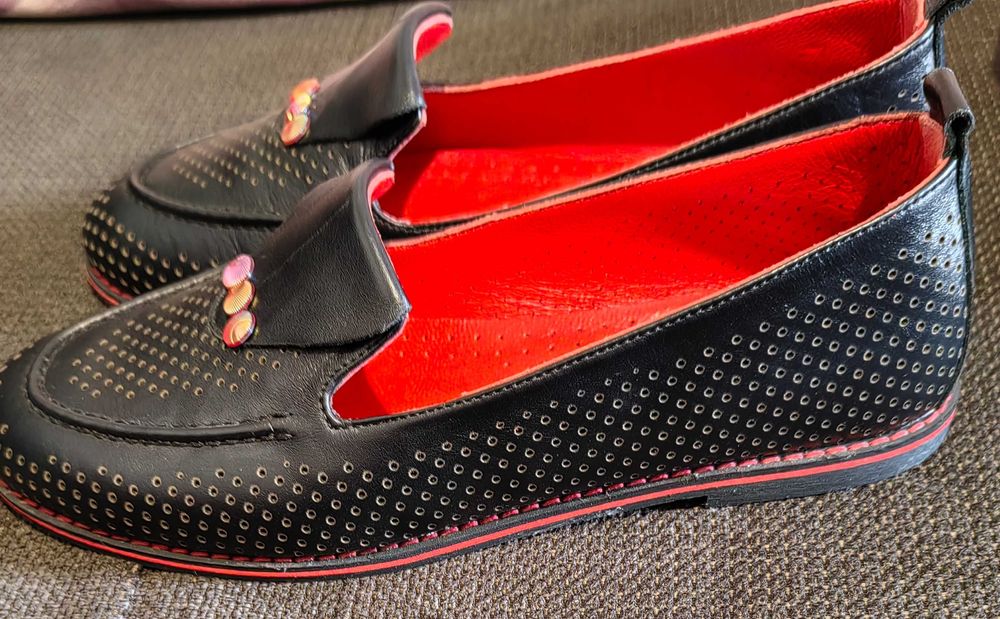 Нови обувки от естествена кожа