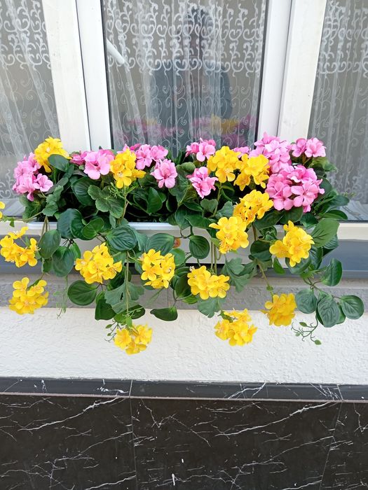 Sun'iy gullar va daraxtlar.