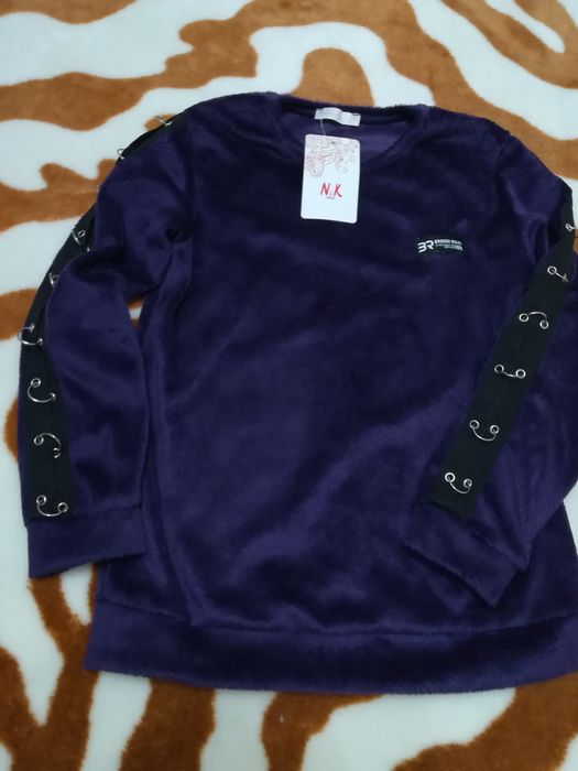 Bluza noua cu eticheta,vârstă 8 ani, foarte frumoasa
