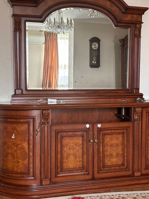 Продается сервант,комод