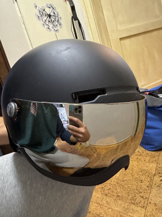 Каска за ски с визьор