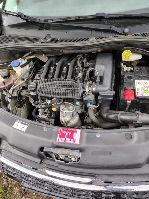 Vând Peugeot 208