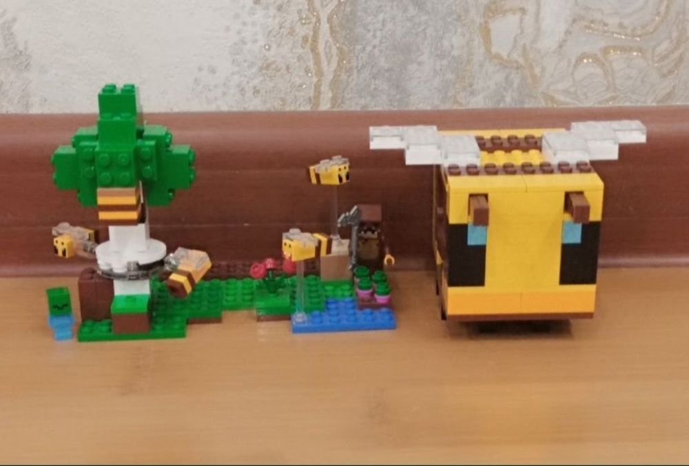 Продам Lego Minecraft The Bee Cottage