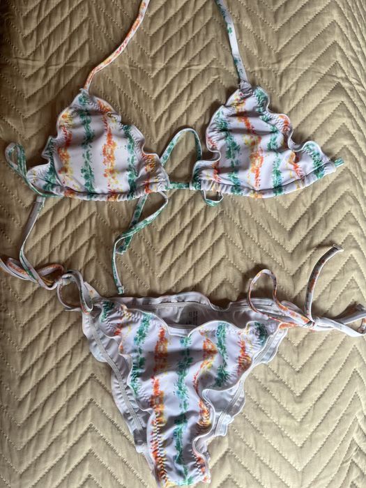 Бял бански с оранжево зелени шарки