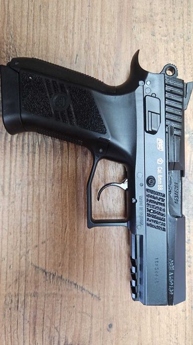 Vând pistol airsoft ASG CZ P-07 Duty CO₂, calibru 6 mm BB.