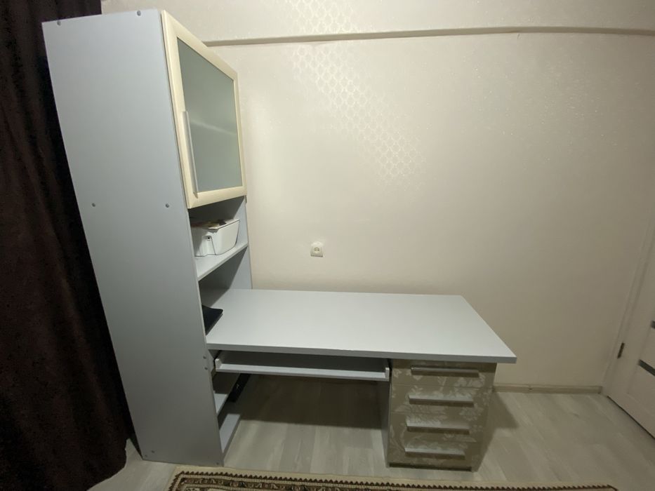 Письменный стол с надстройкой