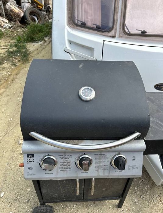 Инструмент за печене барбекю на газ  ползвано веднъж 3 горелки перфектно състояние