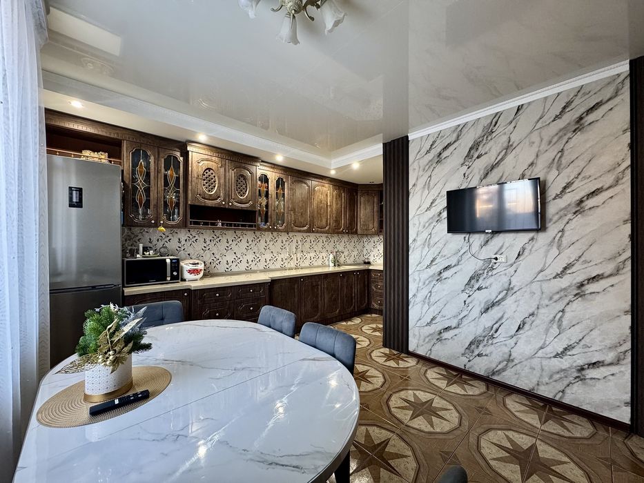 Дом 2 этажа, баня, бассейн, гараж.