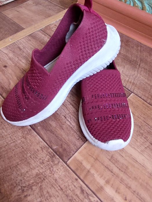 Крассовки для девочки 27 размер