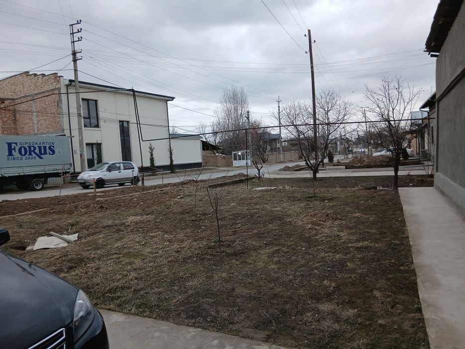 Зангиота туманида 8 сотихли ховли сотилади.