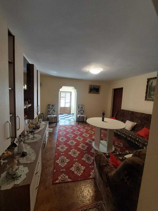 Casa de vanzare ,mobilata, utilata,cu vad stradal excelent!