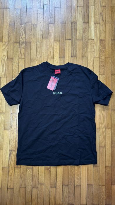 Tricou hugo negru cu eticheta