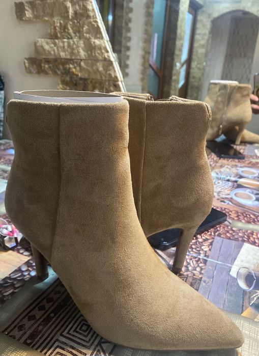 Vând botine noi Lascana,mărimea 36