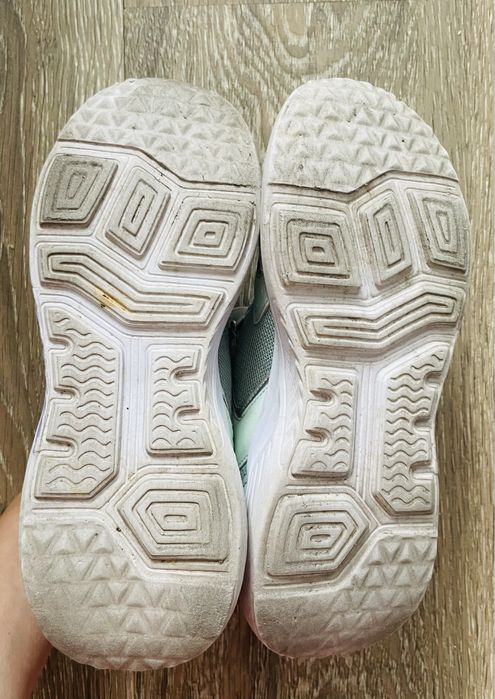 Лёгкие красивые кроссовки на девочку