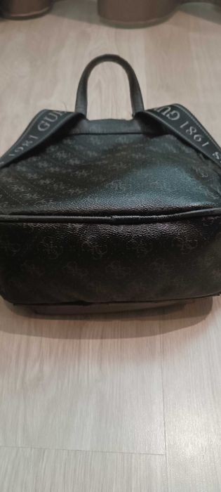 Дамска раница Guess