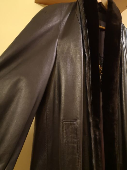 Vând haină din piele naturală