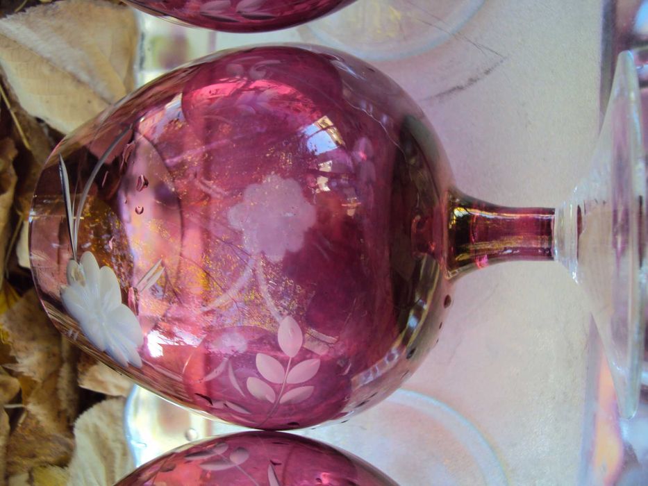 Ретро цветни червени чаши от калиево стъкло