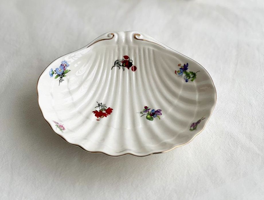 Изысканнык бокалы-креманки с роскошным дизайном ""ландышами""..
Выдувн