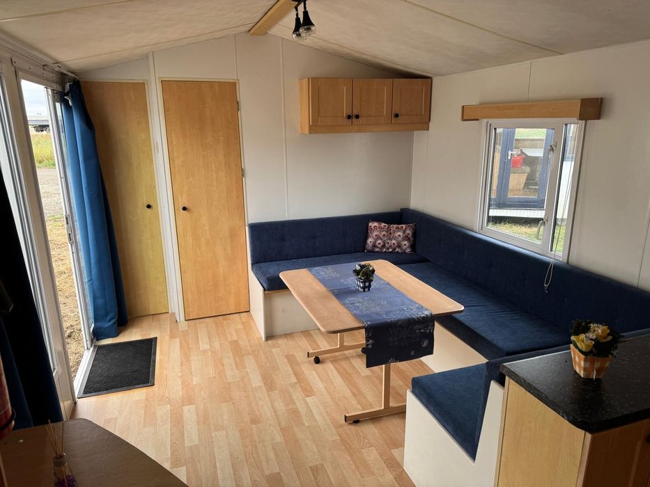 Casa mobila Casa pe roti Tiny House Casa fara autorizatie / living / 2 dormitoare / bucatarie / 2 bai / tamplarie pvc + geam termopan / 4 anotimpuri
