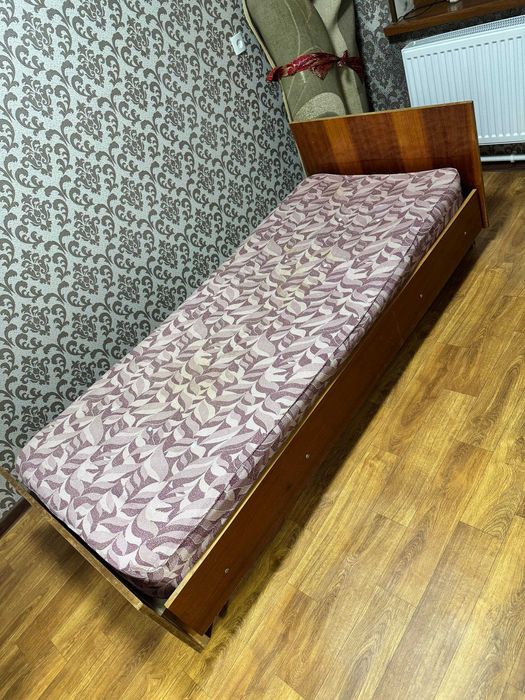 Продаётся односпальная кровать с матрасом