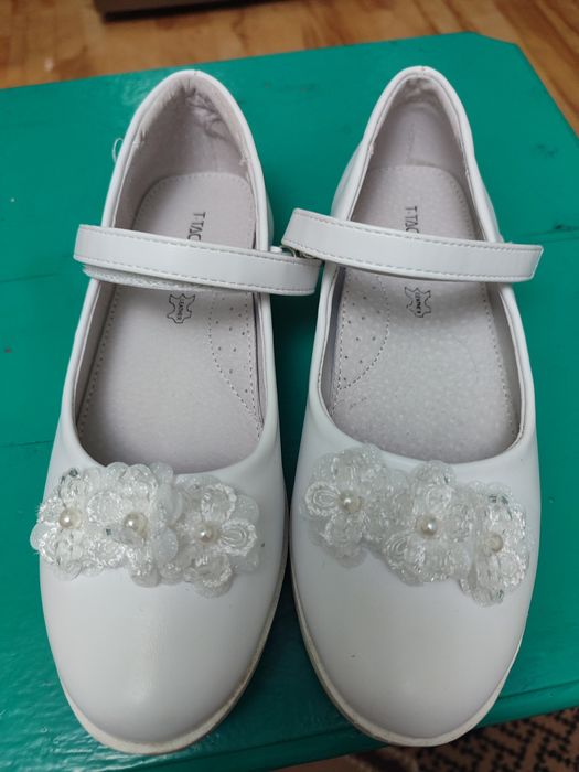 Белые туфельки для девочки