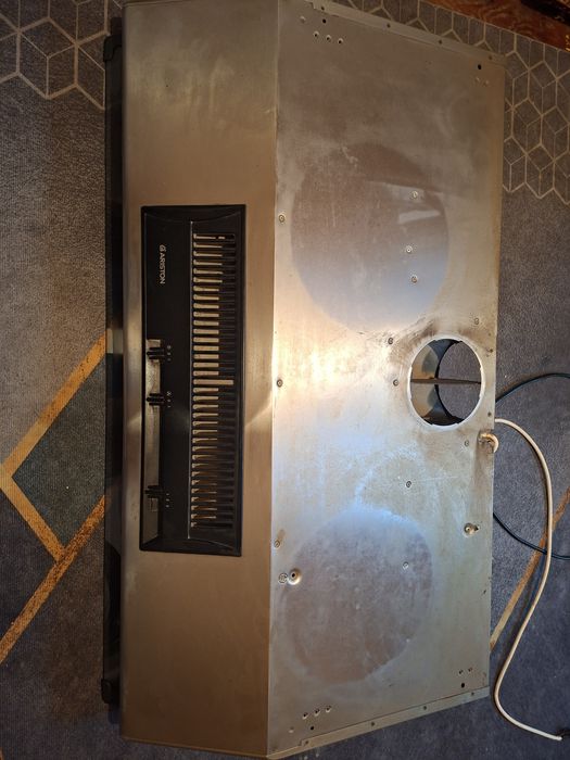 Вытяжка фирма Ariston