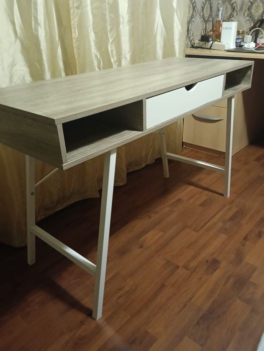 Birou cu sertar si rafturi culoare stejar in stare excelentă
