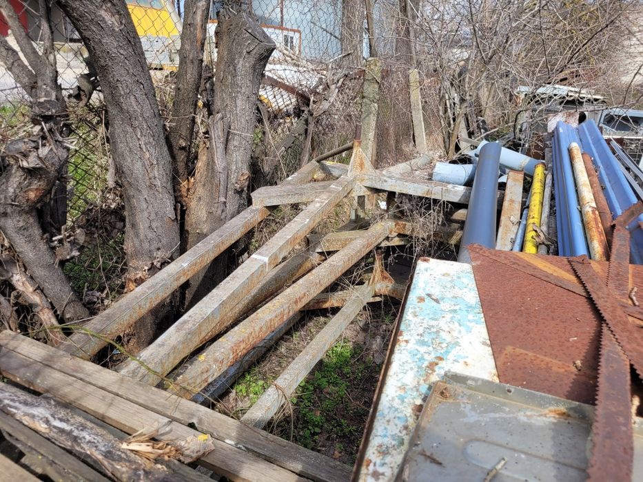 Продавам 4 основи на метално скеле Количка