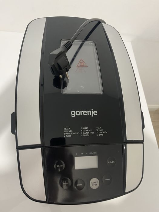 Masina de facut paine ( nici folia nu sa luat de pe ea)