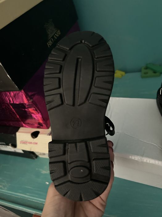 Продаю детскую туфлю.