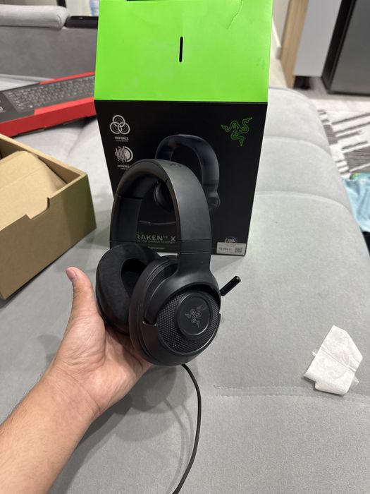 Продам наушники Razer