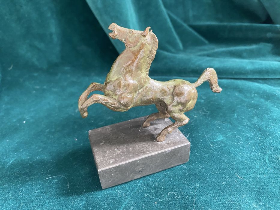 Скулптури каменни кучета, глава на слон, коне, котка Бастет, фигури