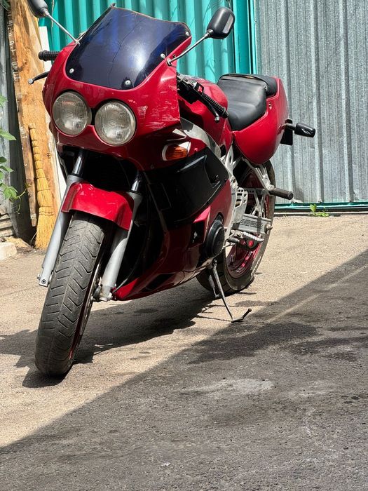Yamaha fzr400.  .