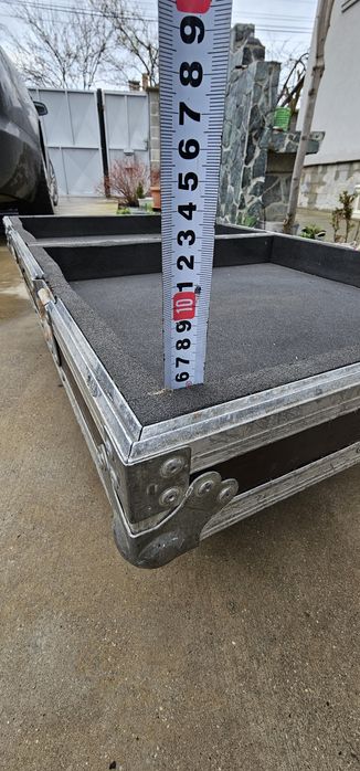 Кейсове за осветителни тела или тонколони