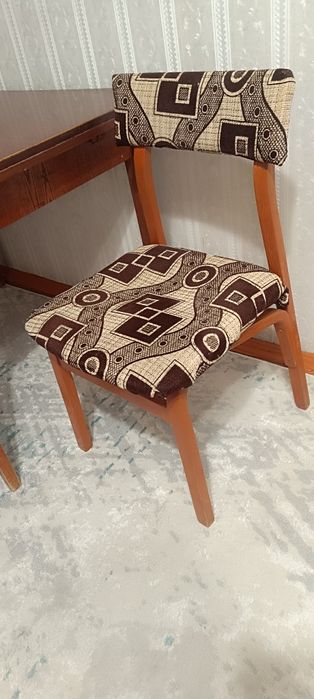 Стол и четыре стула