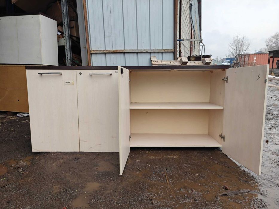 Тумба-шкаф с полками и дверцами