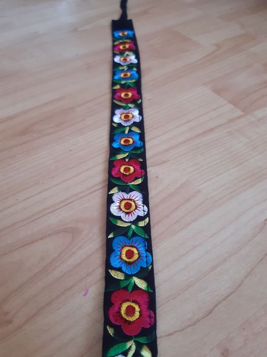 Brâu brodat cu flori