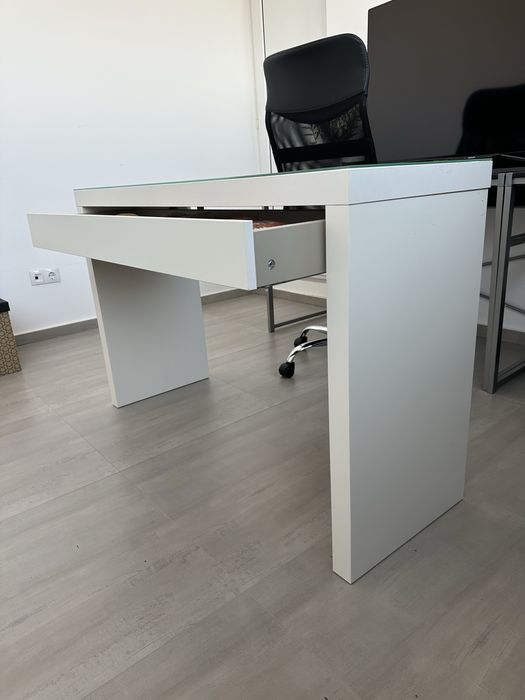 Vând măsuță/birou de machiaj Malm - Ikea