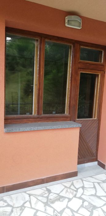 Дървена демонтирана дограма със запазени стъкла