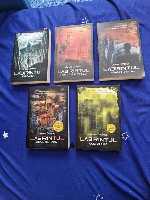Vând toată seria de cărți "Labirintul" de James Dashner